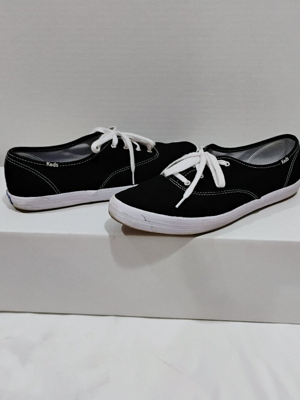 Keds Womens Fashion Sneakers Size 9.5 Black Low Top Lace-Up Casual